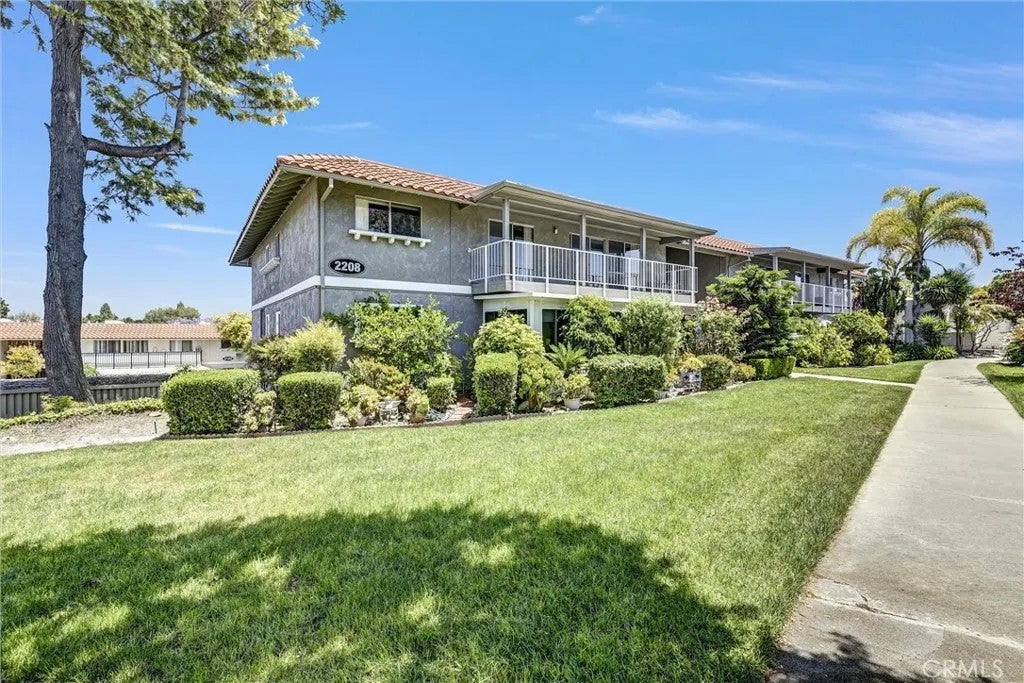 2208 Via Mariposa East Q
