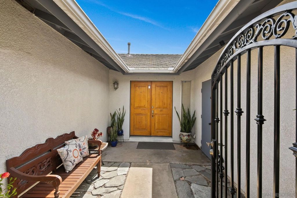 Photo of 338 Spruce St, Chula Vista, CA 91911 (MLS # 260008527)