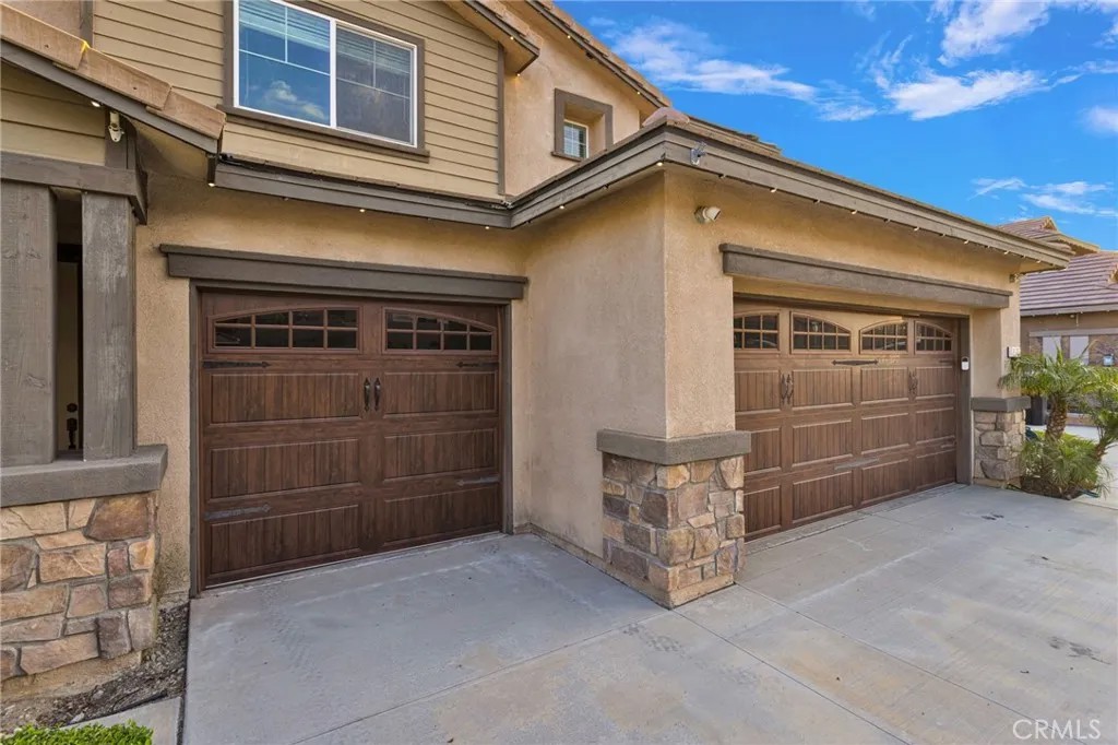 2343 W Redwood Street