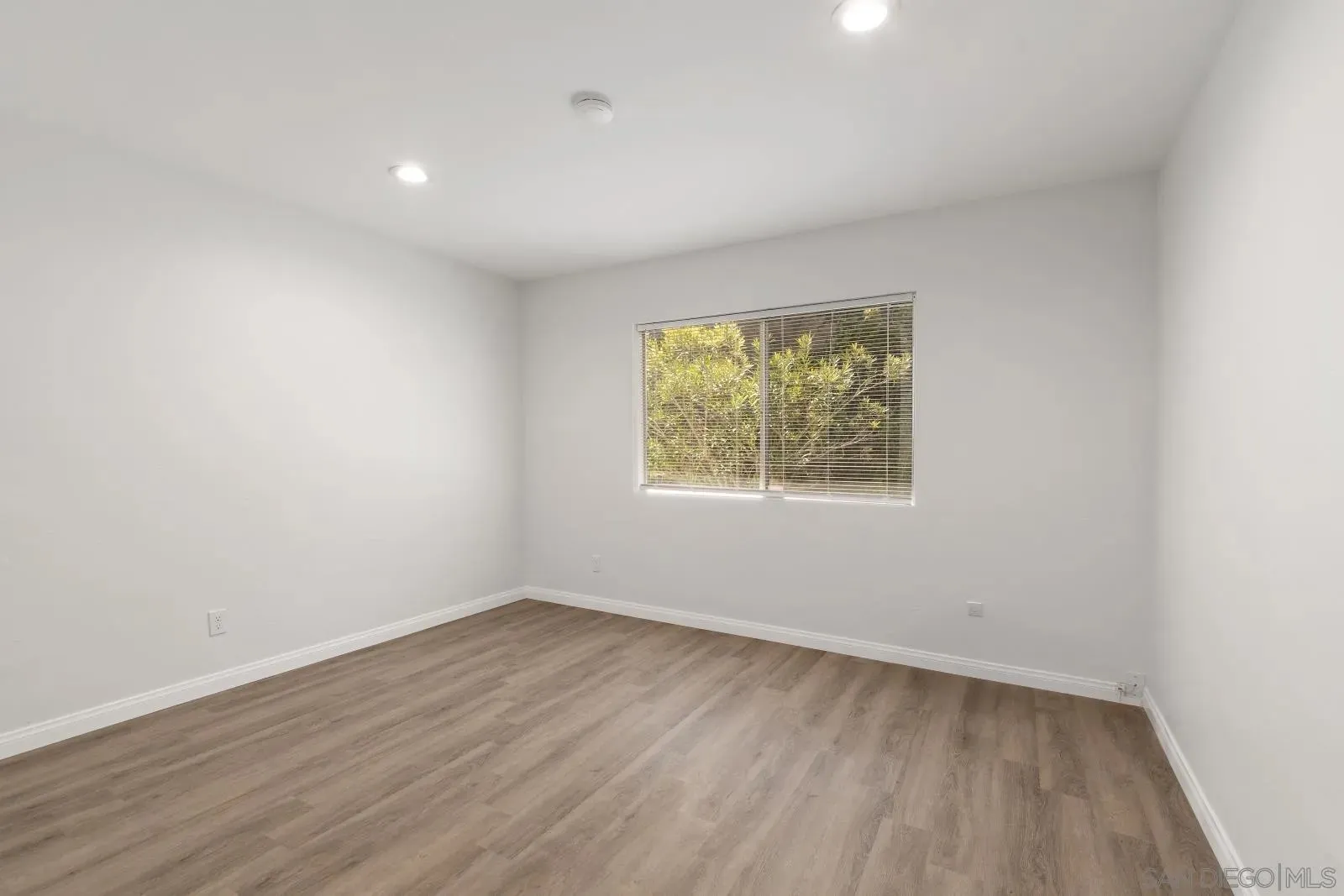 La Jolla, California 92037, United States, 4 Bedrooms Bedrooms, ,2 BathroomsBathrooms,Residential,Pending,206641