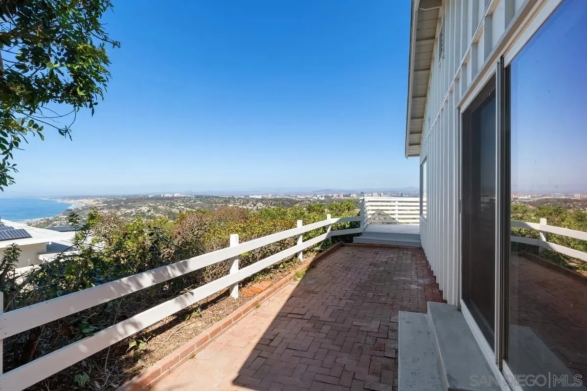 La Jolla, California 92037, United States, 4 Bedrooms Bedrooms, ,2 BathroomsBathrooms,Residential,Pending,206641