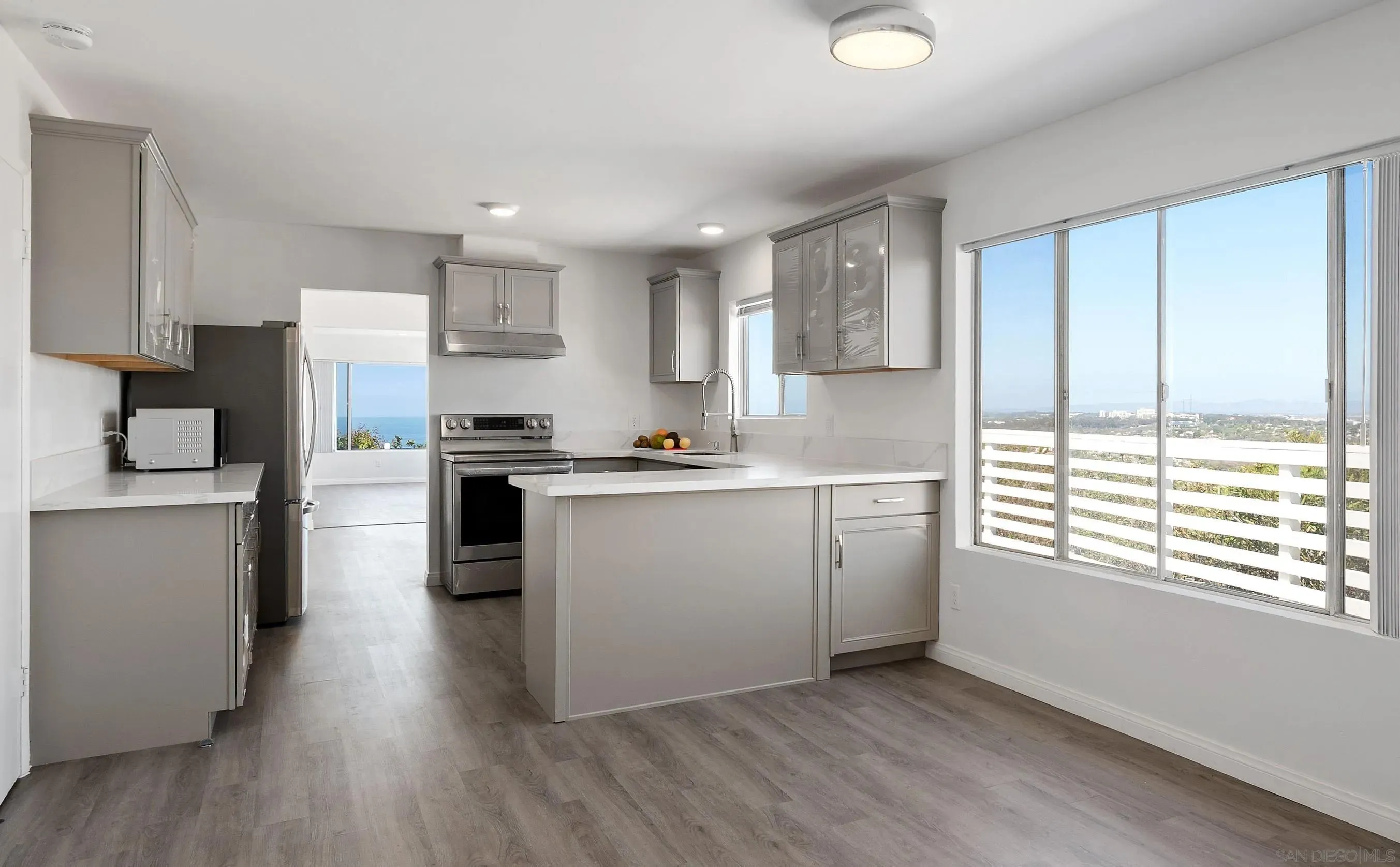 La Jolla, California 92037, United States, 4 Bedrooms Bedrooms, ,2 BathroomsBathrooms,Residential,Pending,206641