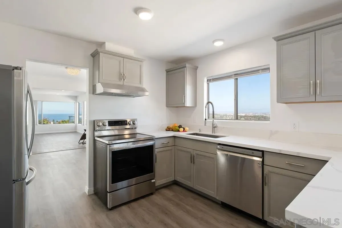 La Jolla, California 92037, United States, 4 Bedrooms Bedrooms, ,2 BathroomsBathrooms,Residential,Pending,206641