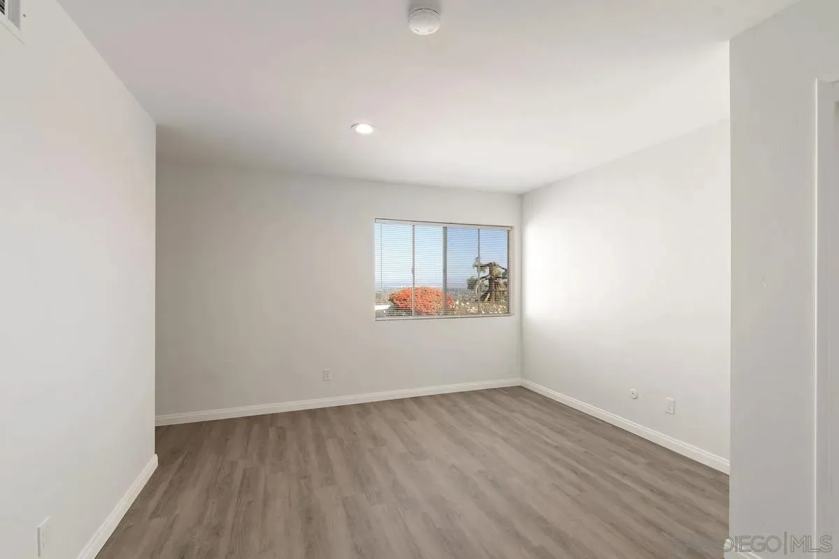 La Jolla, California 92037, United States, 4 Bedrooms Bedrooms, ,2 BathroomsBathrooms,Residential,Pending,206641