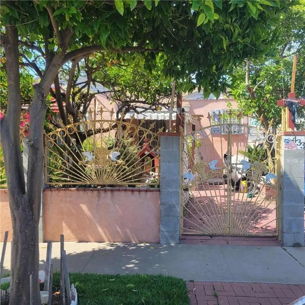 Photo of 433 E 74th Street, Los Angeles, CA 90003 (MLS # SB25262200)