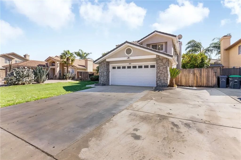 Photo of 941 Coral Ave, Hemet, CA 92543 (MLS # IV26054512)