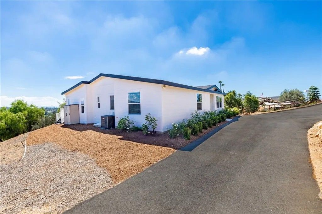 Photo of 812 Quail Hill, Fallbrook, CA 92028 (MLS # ND25223516)