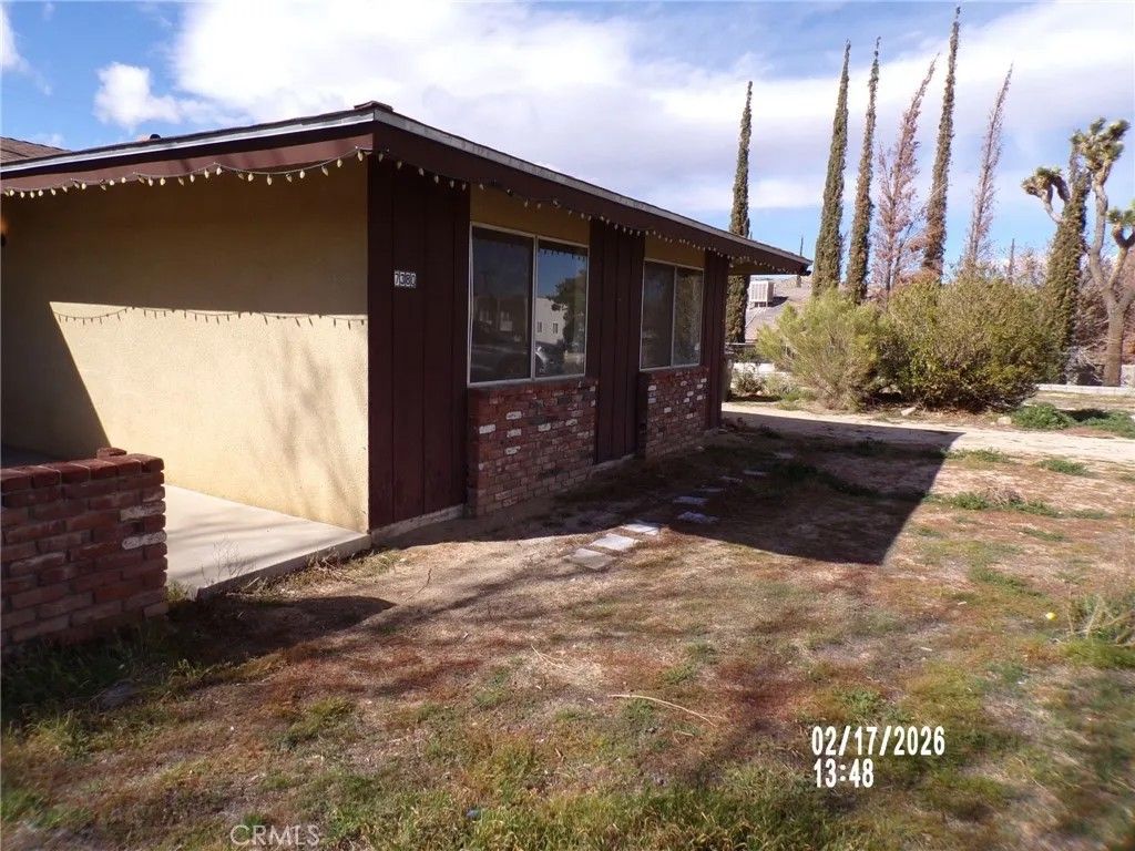 Photo of 7380 Dumosa Ave, Yucca Valley, CA 92284 (MLS # JT26043983)