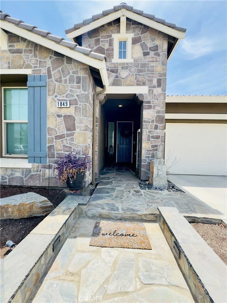 1849 W Porter