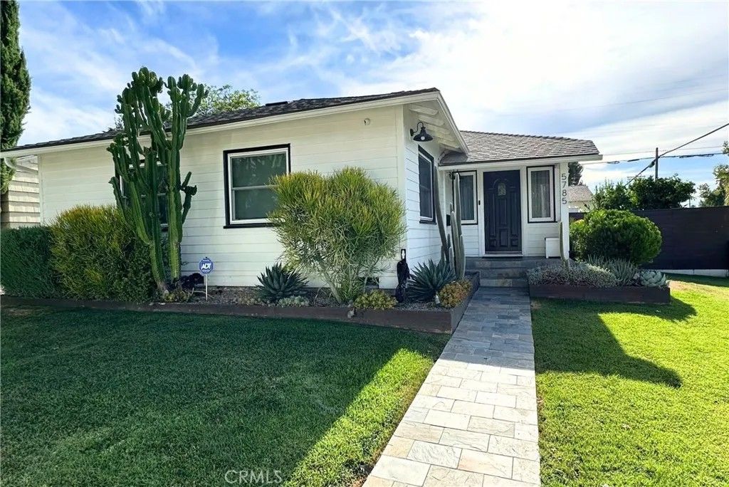 Photo of 5785 Bertrand, Encino, CA 91316 (MLS # SR26029287)