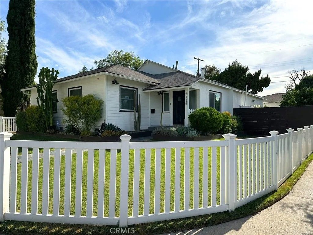 Photo of 5785 Bertrand, Encino, CA 91316 (MLS # SR26029287)
