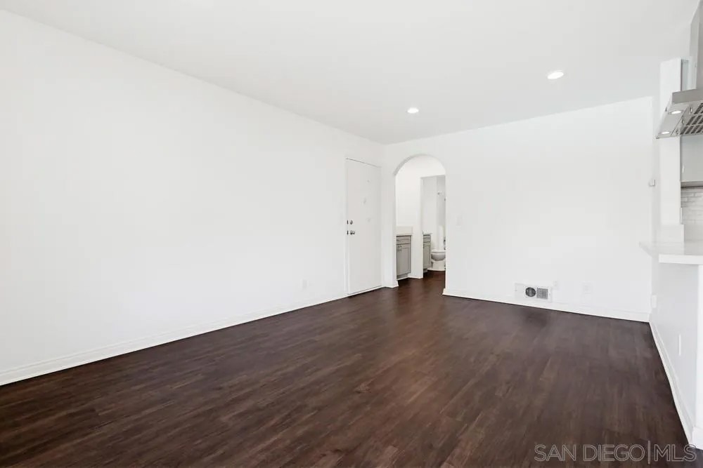 9598 Carroll Canyon 266