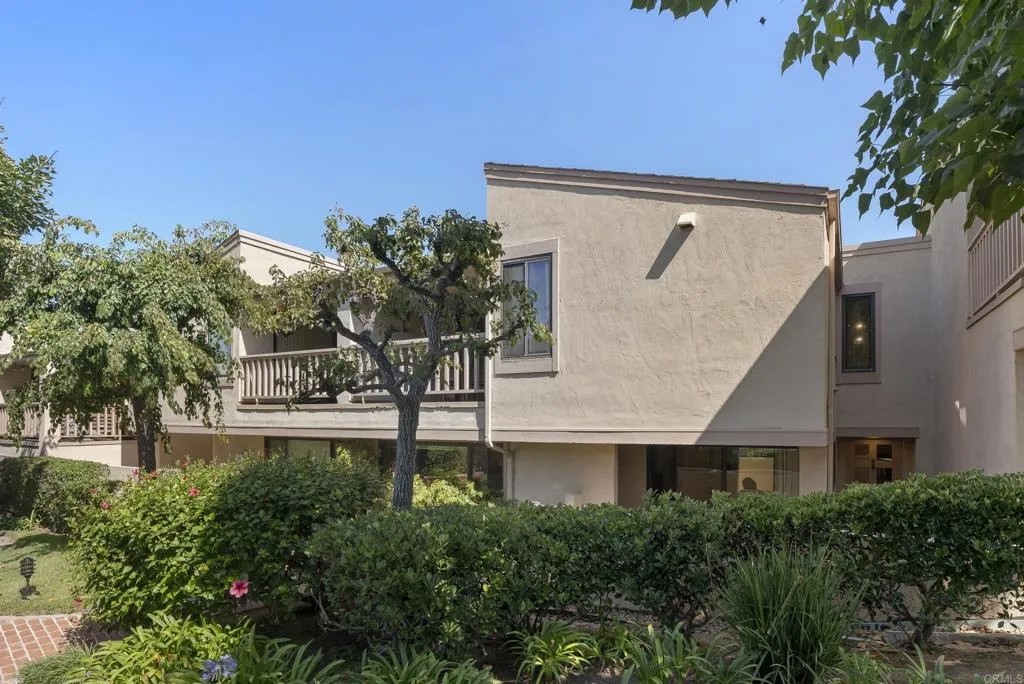 585 S Sierra Avenue 27