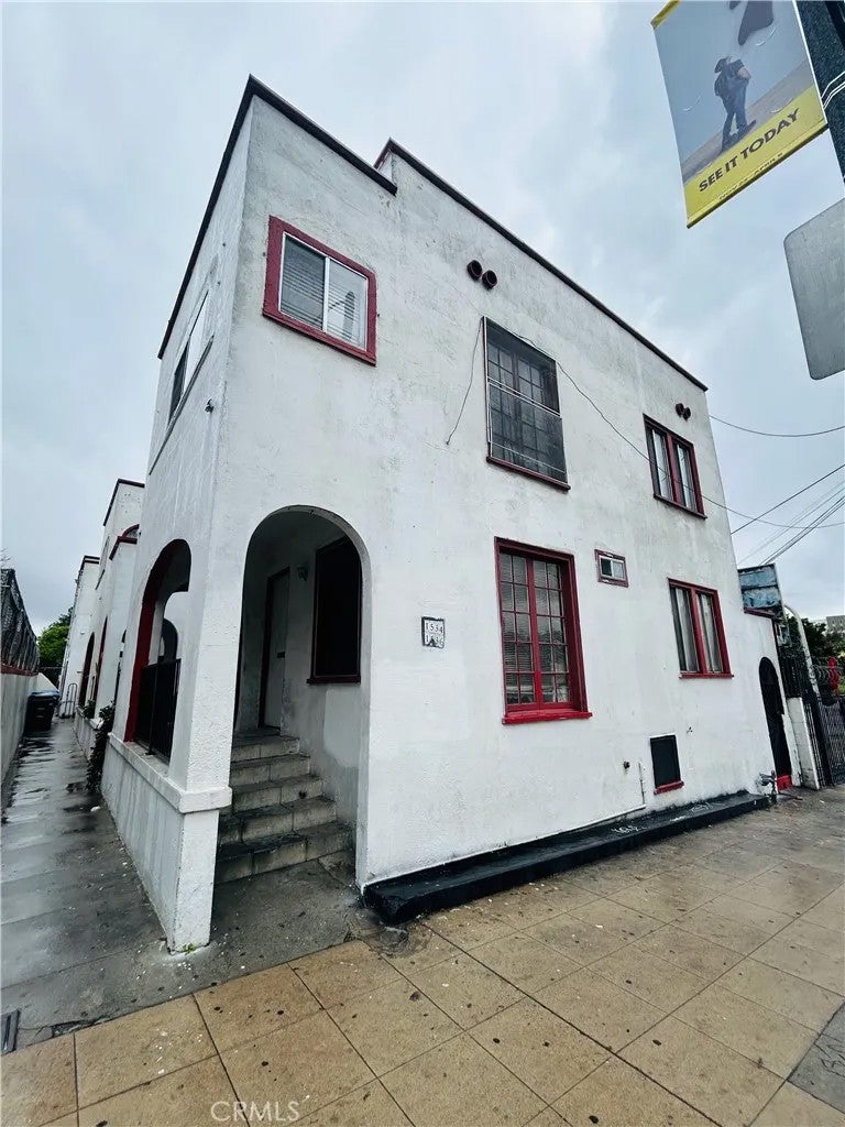 1534 W Temple
