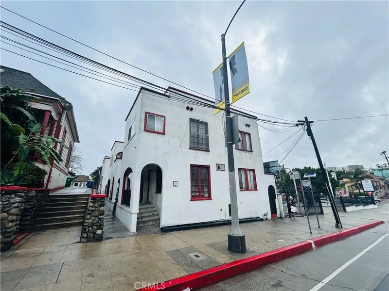 1534 W Temple