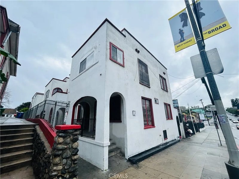 1534 W Temple