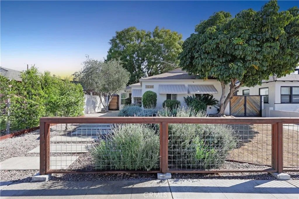 Photo of 1238 N Kenwood St, Burbank, CA 91505 (MLS # DW26041441)