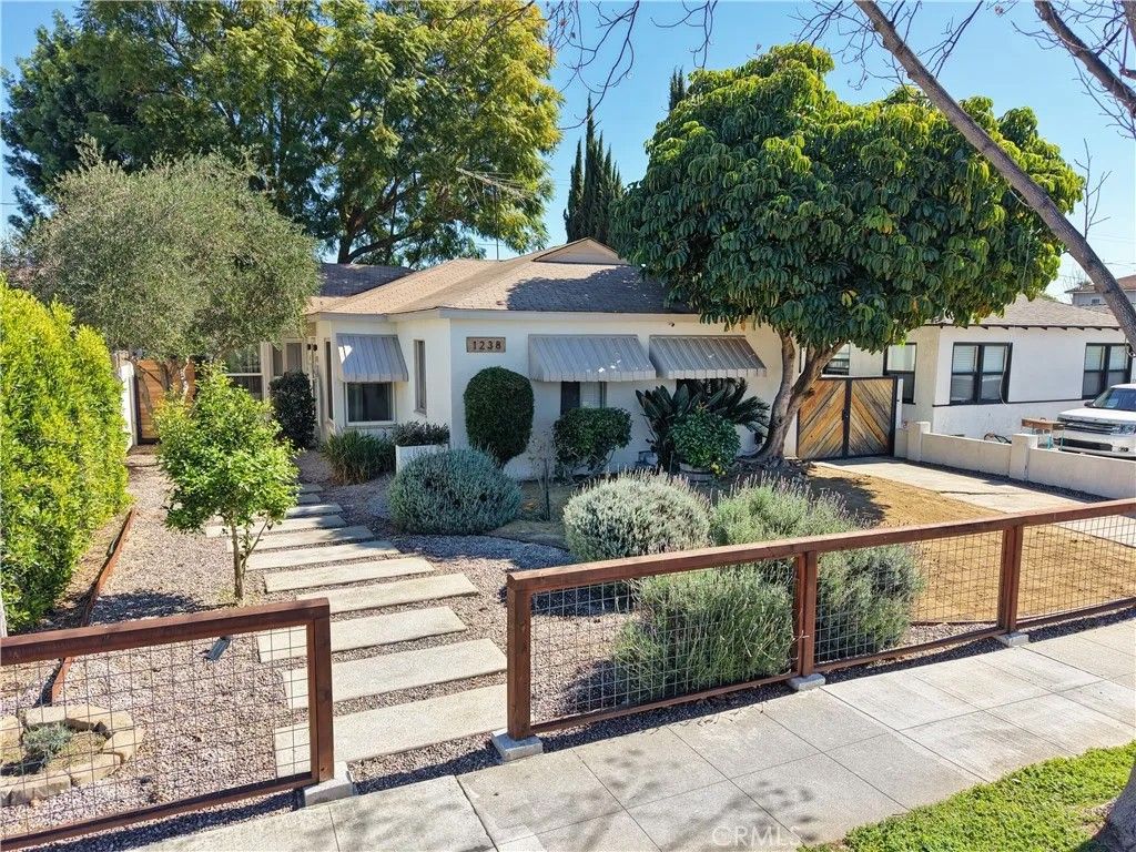 Photo of 1238 N Kenwood St, Burbank, CA 91505 (MLS # DW26041441)