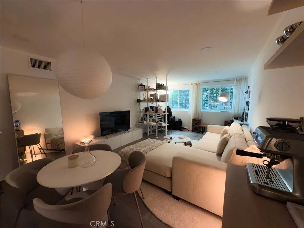 Photo of 532 N Rossmore Avenue #102, Los Angeles, CA 90004 (MLS # SW25239188)