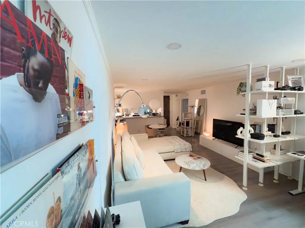 Photo of 532 N Rossmore Avenue #102, Los Angeles, CA 90004 (MLS # SW25239188)