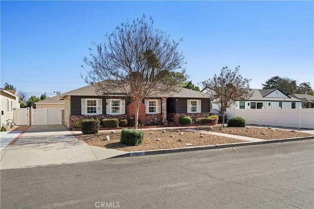 Photo of 7542 Gaviota, Van Nuys, CA 91406 (MLS # SR26023974)