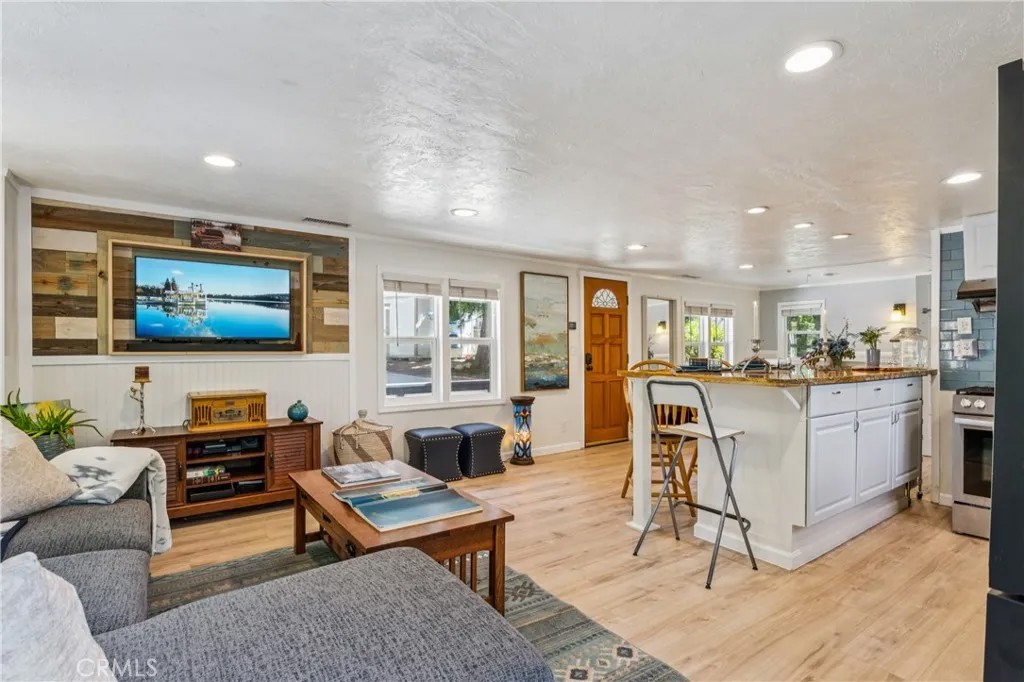 26472 Lake Forest
