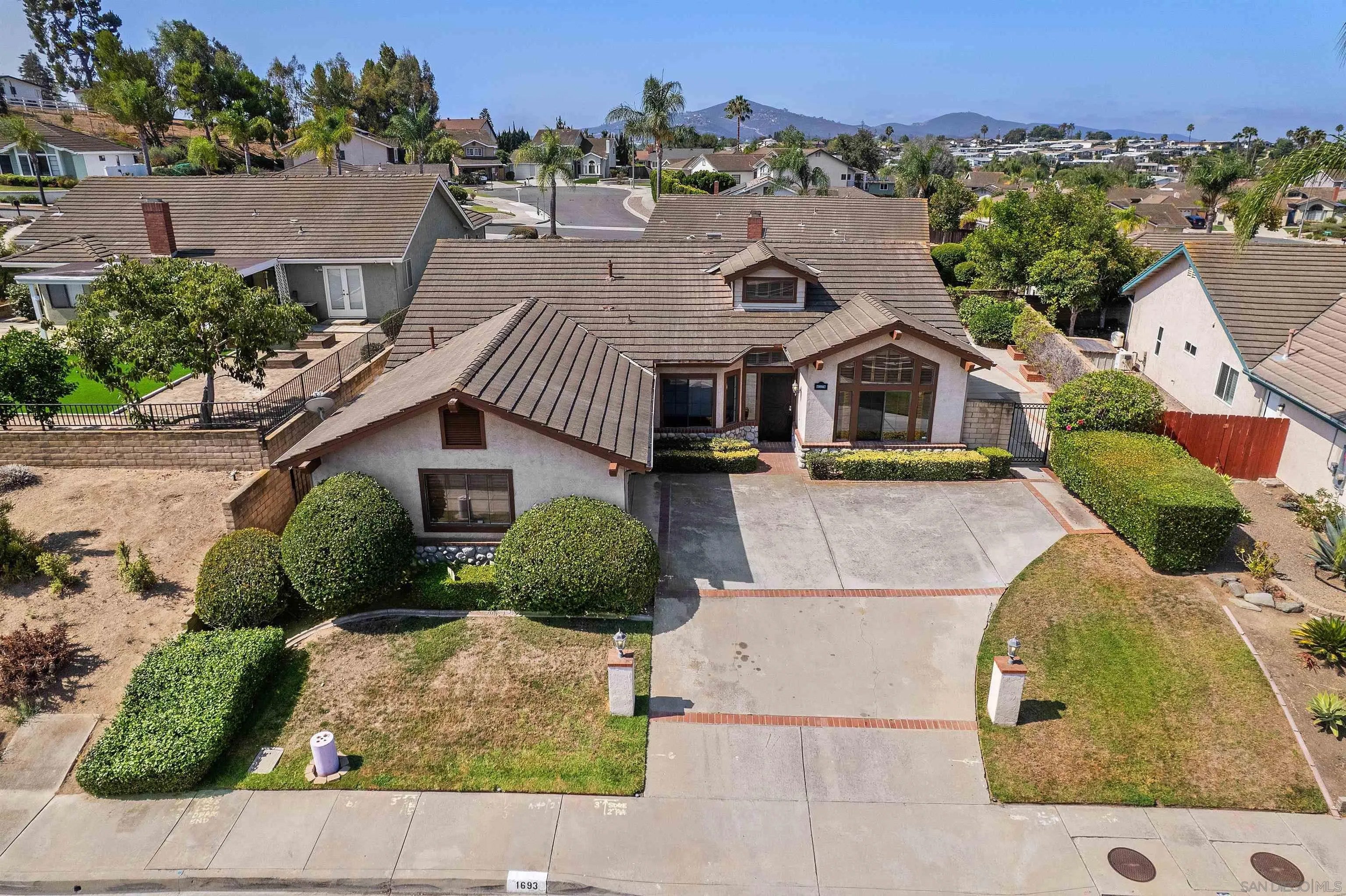 1693 W Country Club