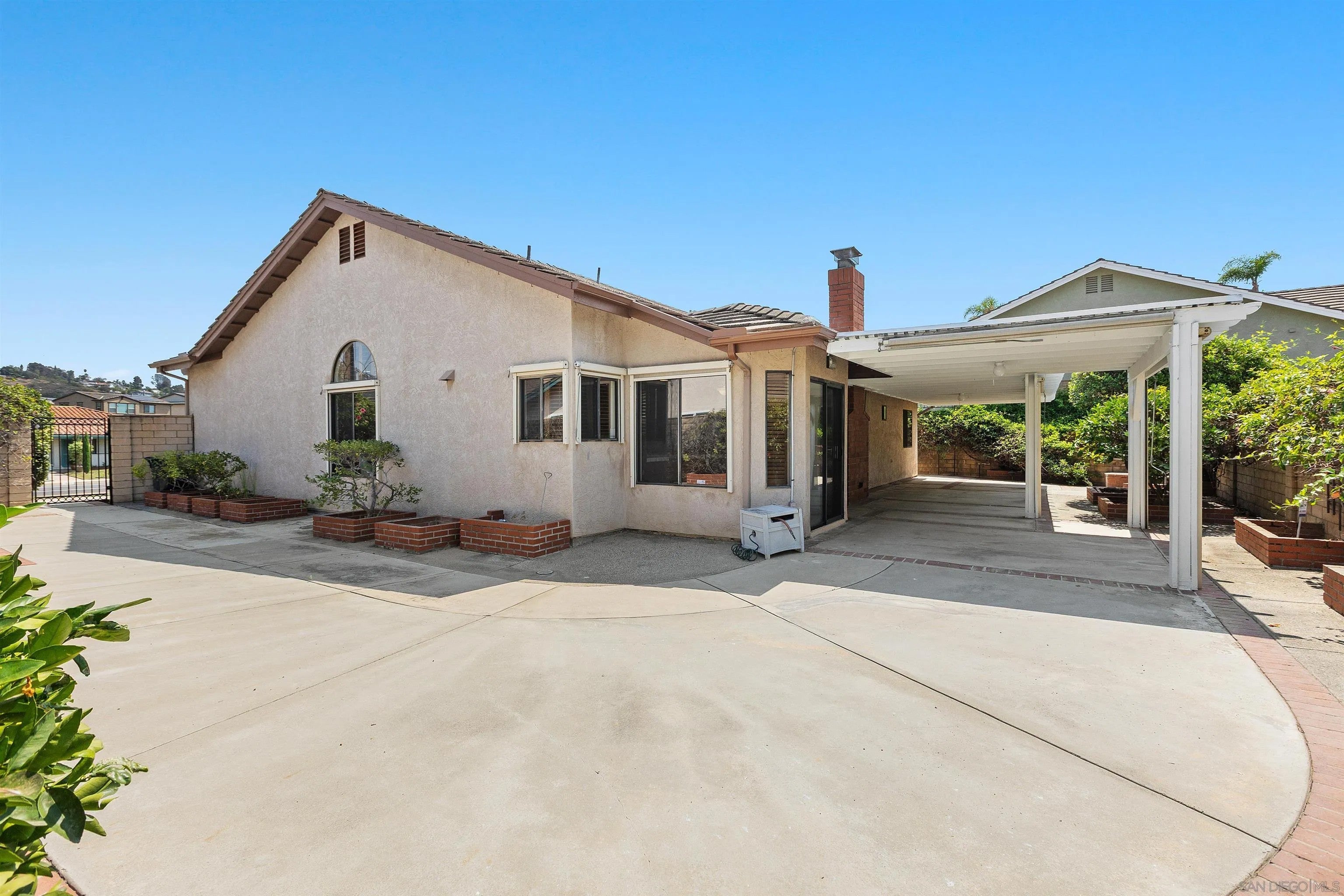 1693 W Country Club