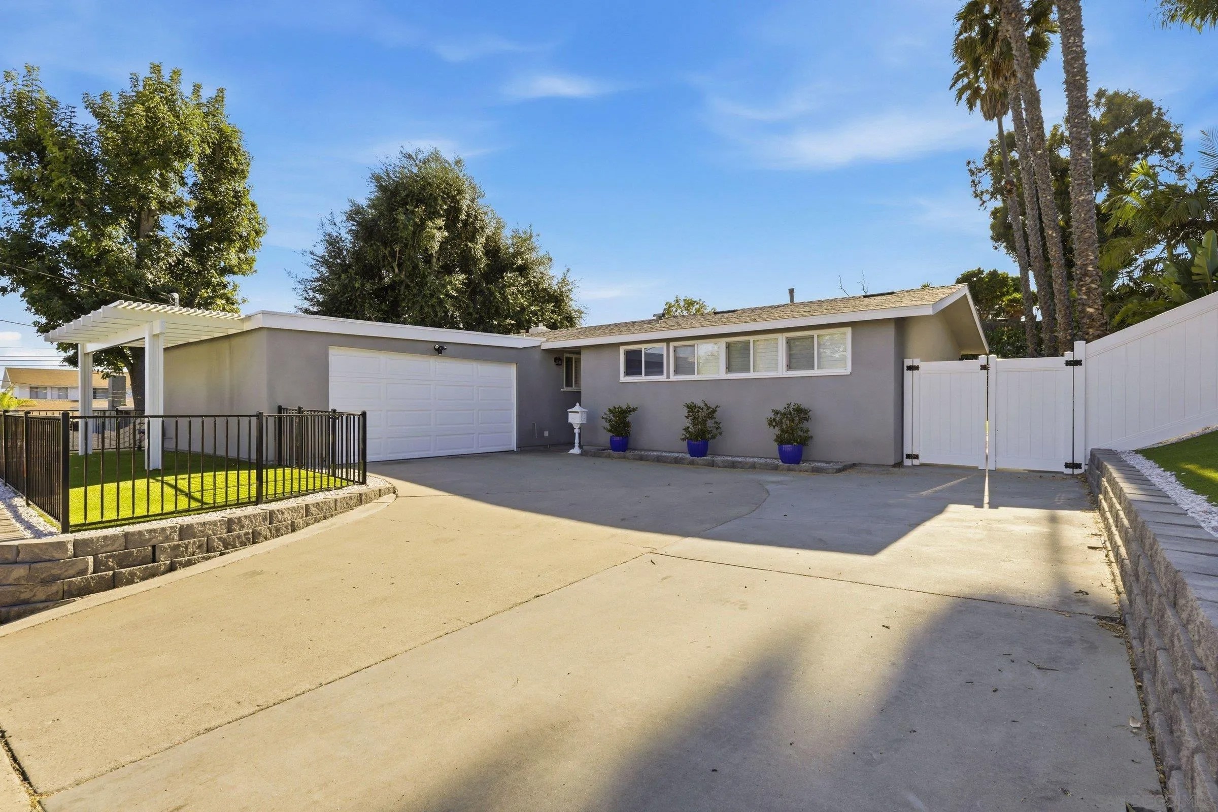 6636 Bisby Lake