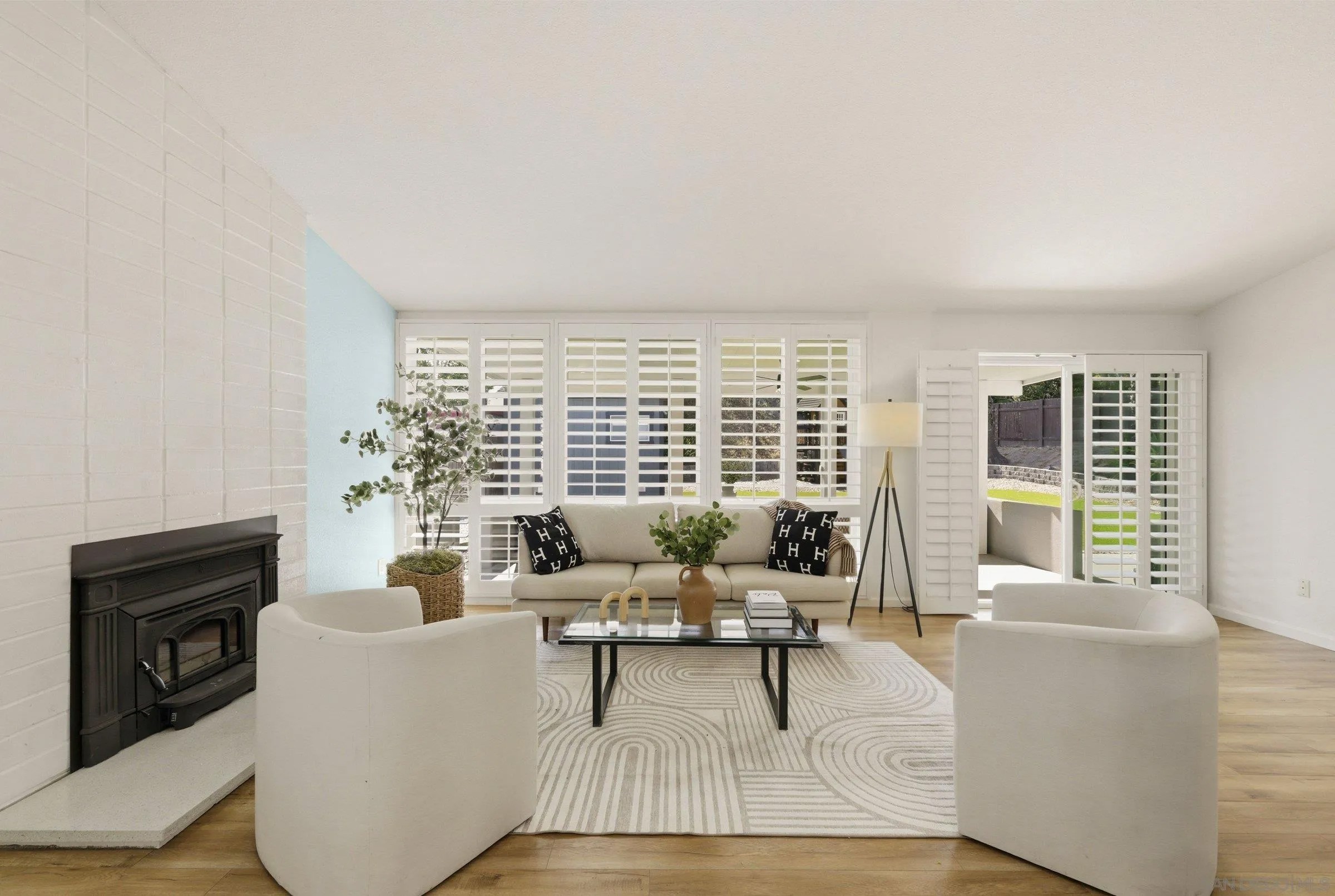 6636 Bisby Lake