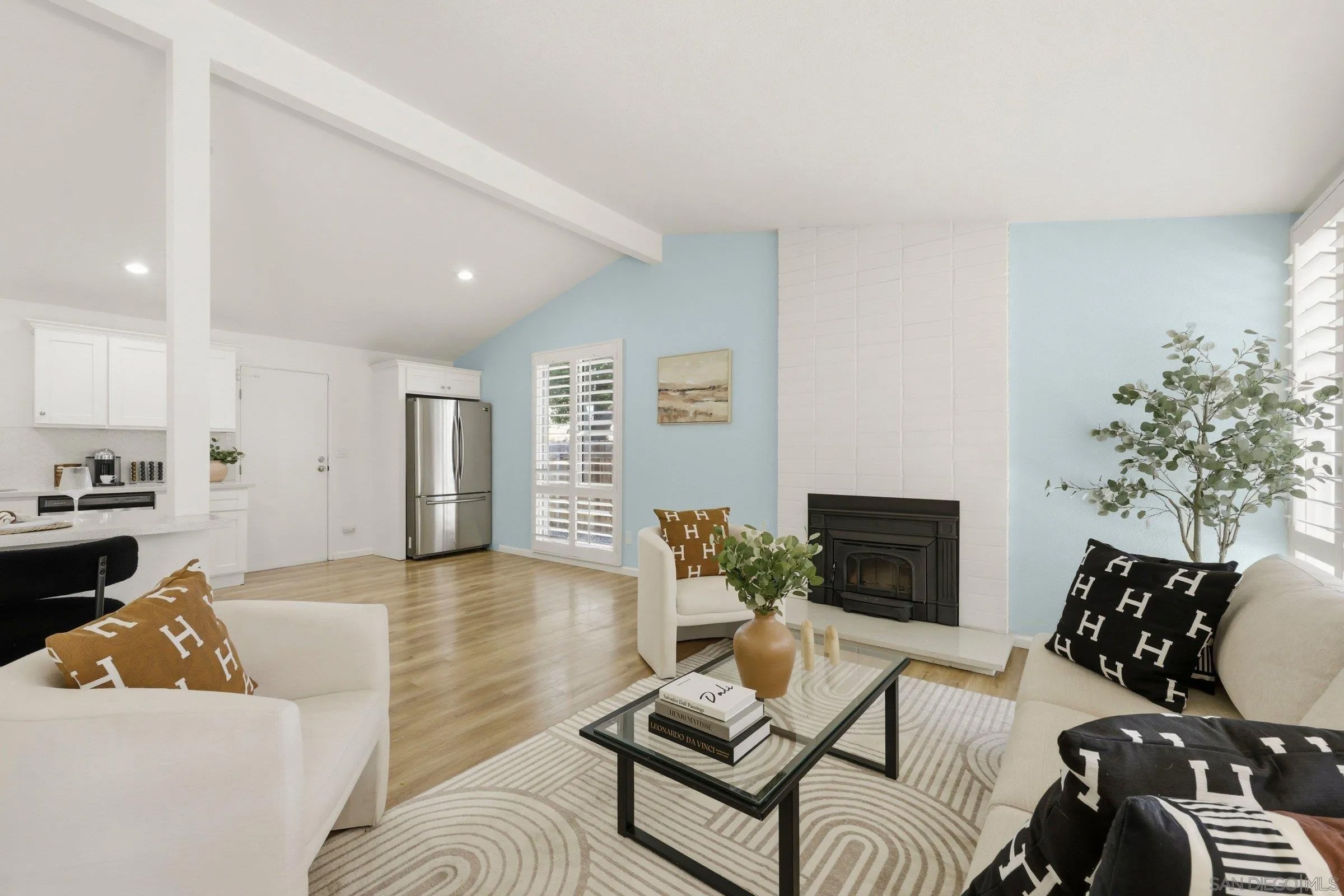 6636 Bisby Lake