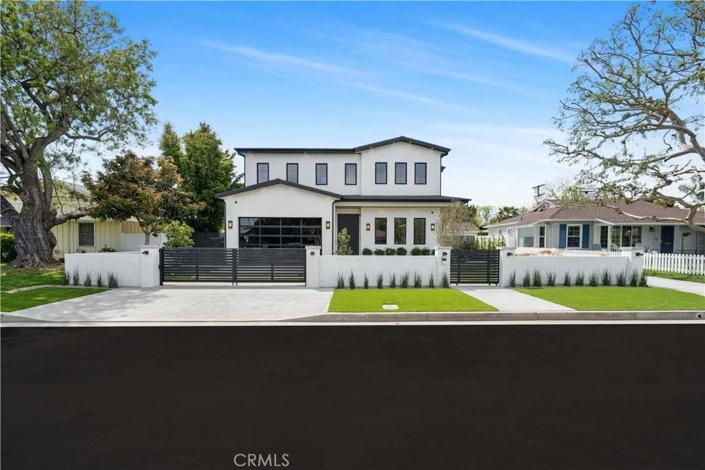 Photo of 4919 Mammoth Avenue, Sherman Oaks, CA 91423 (MLS # SR25272931)