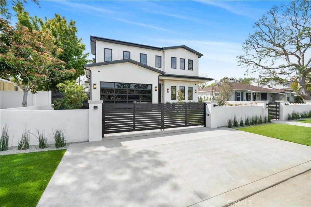 Photo of 4919 Mammoth Avenue, Sherman Oaks, CA 91423 (MLS # SR25272931)