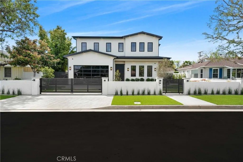 Photo of 4919 Mammoth Avenue, Sherman Oaks, CA 91423 (MLS # SR25272931)