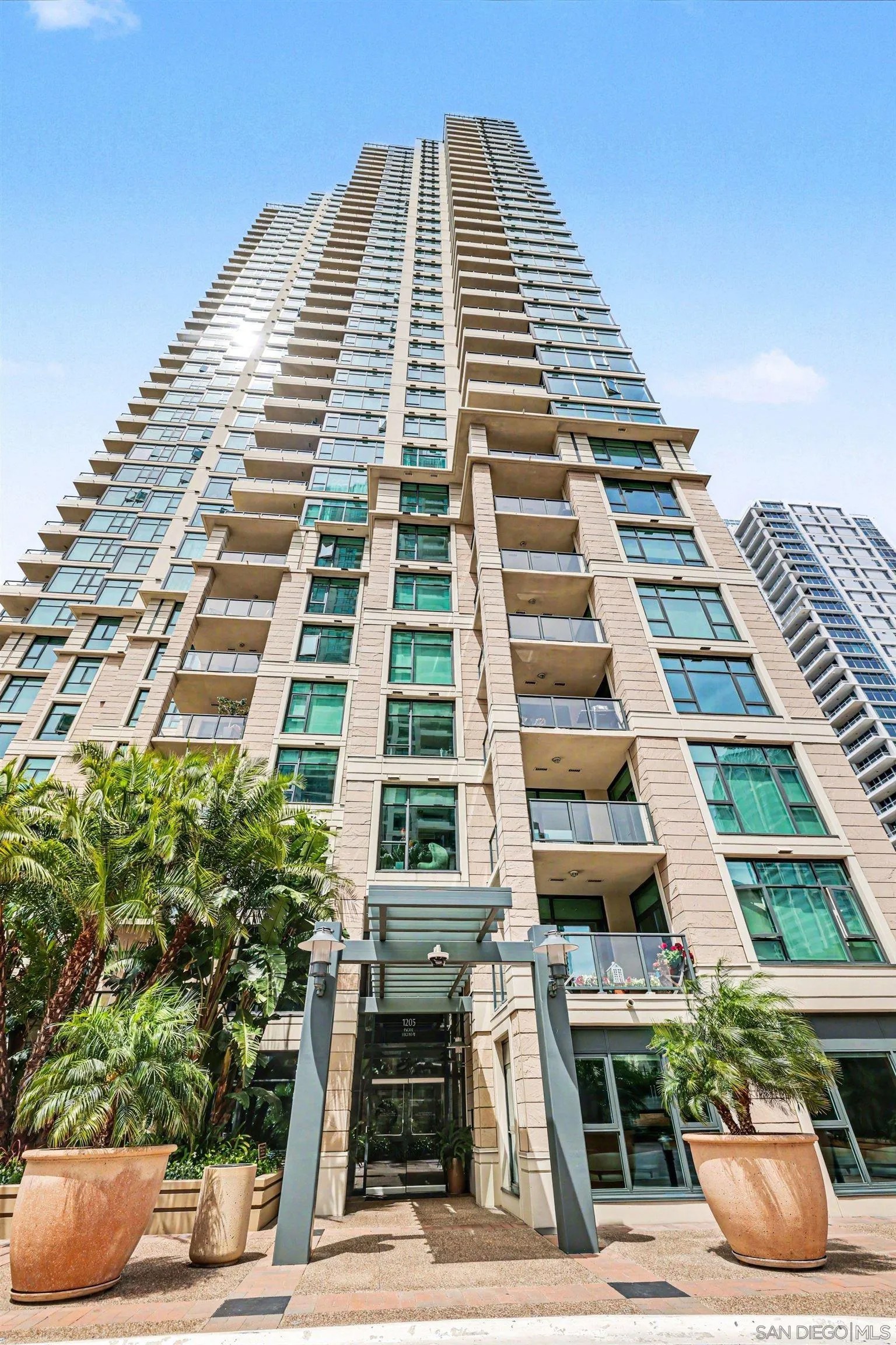 1205 Pacific Hwy 2906