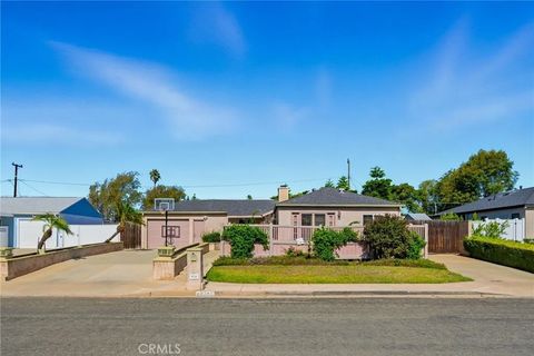 Photo of 934 Governor Street, Costa Mesa, CA 92627 (MLS # PW25246574) Photo of 934 Governor Street, Costa Mesa, CA 92627 (MLS # PW25246574)