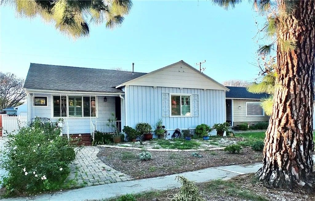 Photo of 3913 Knoxville Avenue, Long Beach, CA 90808 (MLS # RS26004983)