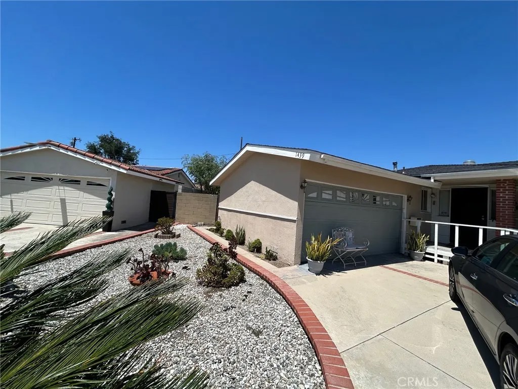 1439 W Kiama
