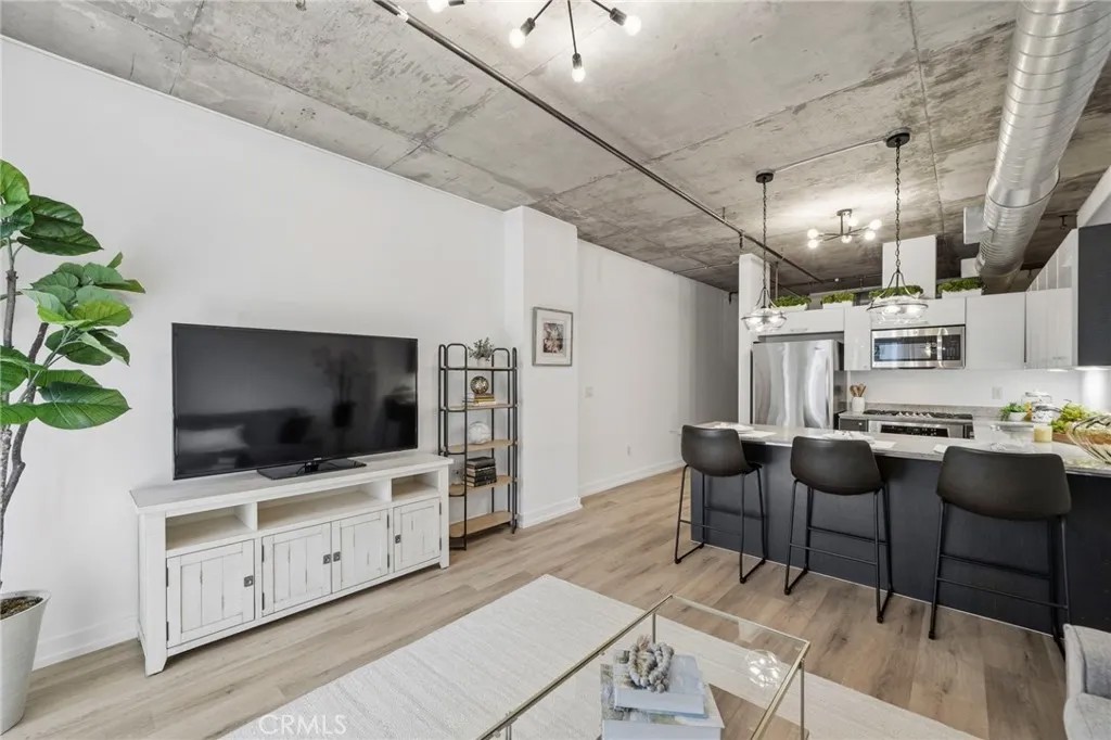 645 W 9th St 424
