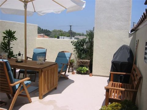 Photo of 10623 Moorpark Street #1, Toluca Lake, CA 91602 (MLS # TR26006316)