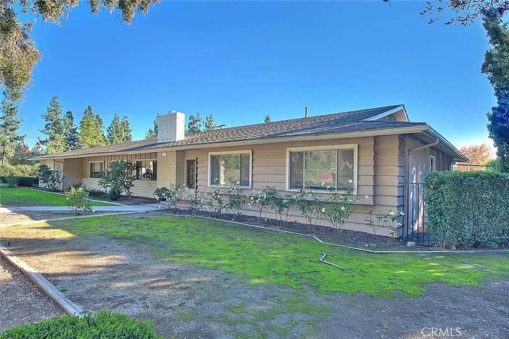 Photo of 856 E Palm Dr, Glendora, CA 91741 (MLS # CV25249914)