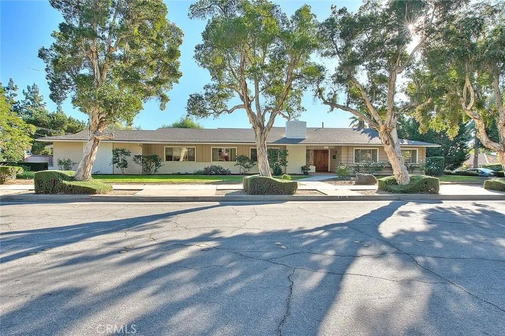 Photo of 856 E Palm Dr, Glendora, CA 91741 (MLS # CV25249914)