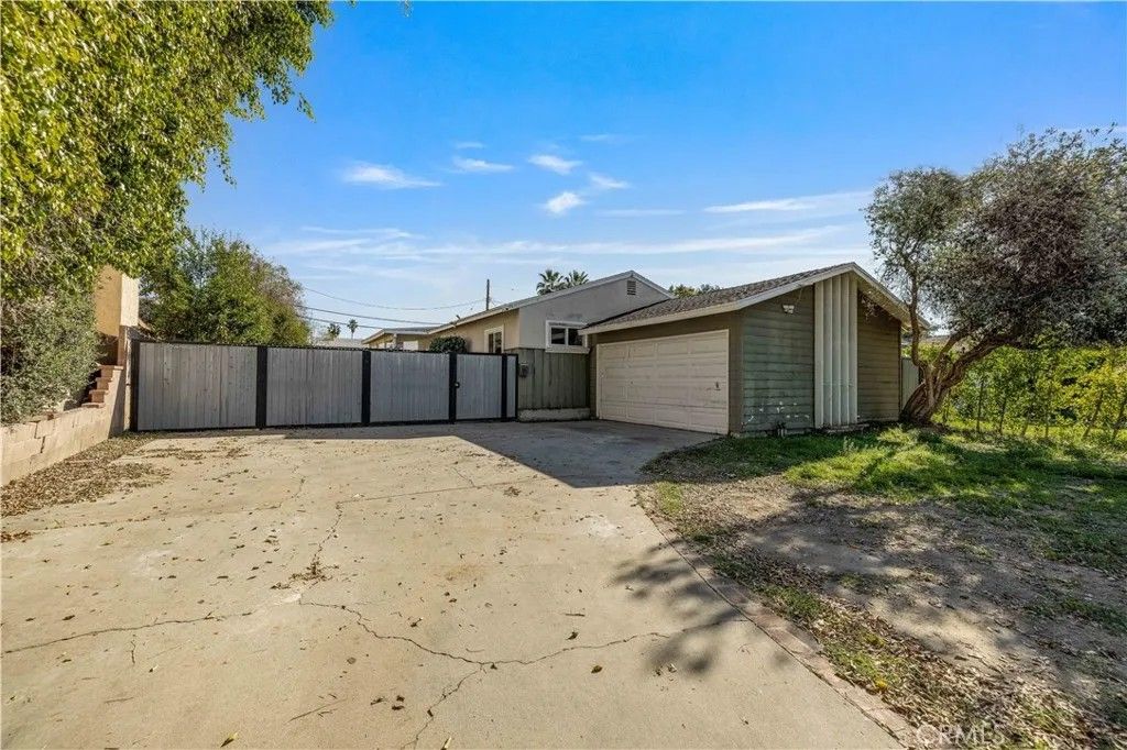 Photo of 8544 Noble Avenue, North Hills, CA 91343 (MLS # SR25274997)