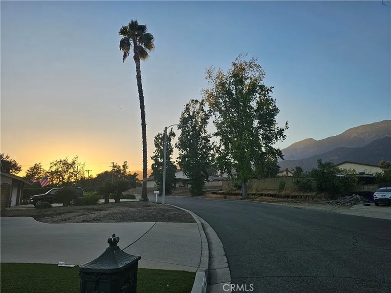 5846 Hillside