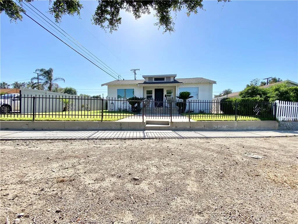Photo of 412 E Grand Boulevard, Corona, CA 92879 (MLS # IV26096970)