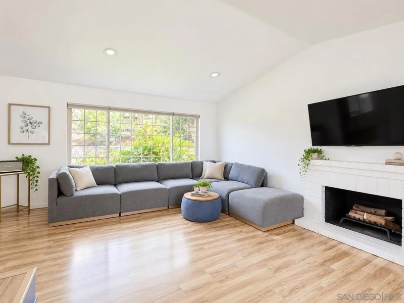 6590 High Knoll