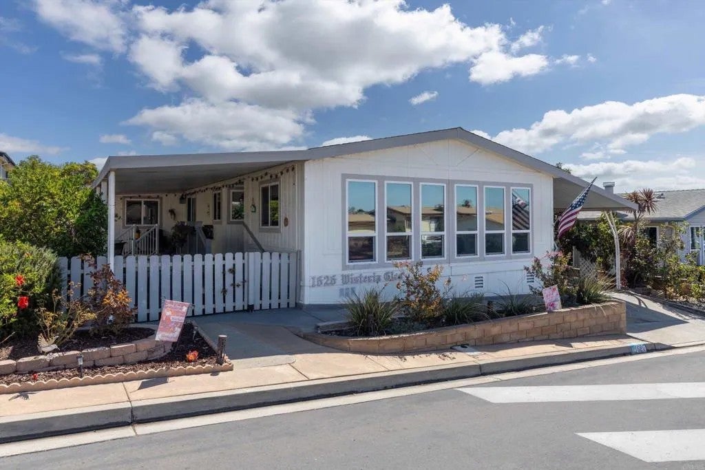 Photo of 1626 Wisteria Gln, Escondido, CA 92026 (MLS # NDP2609127)
