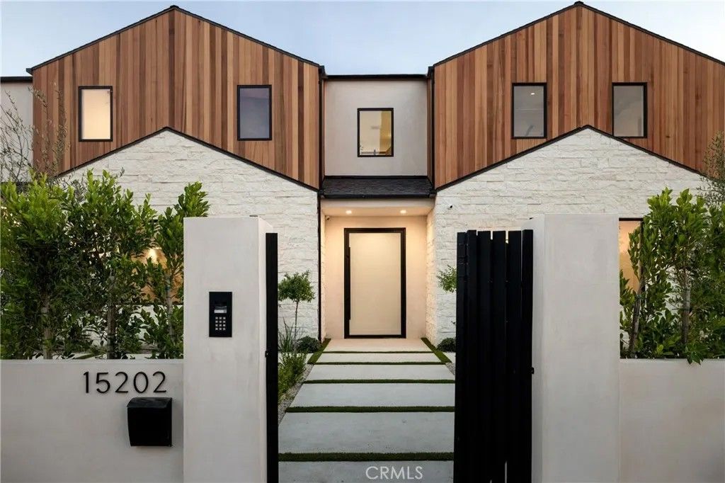 Photo of 15202 Hesby Street, Sherman Oaks, CA 91403 (MLS # SR26068238)