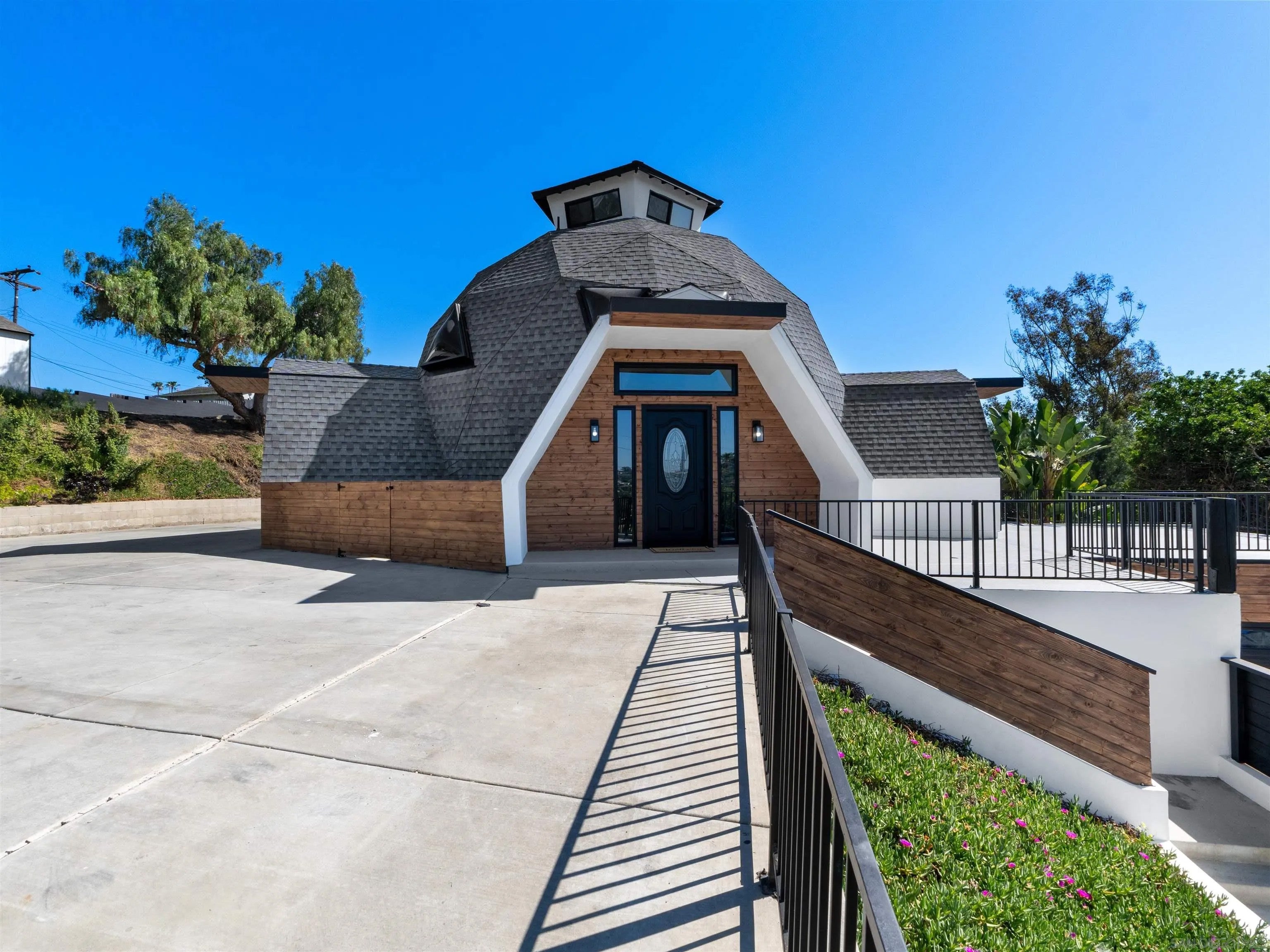 6937 Madrone