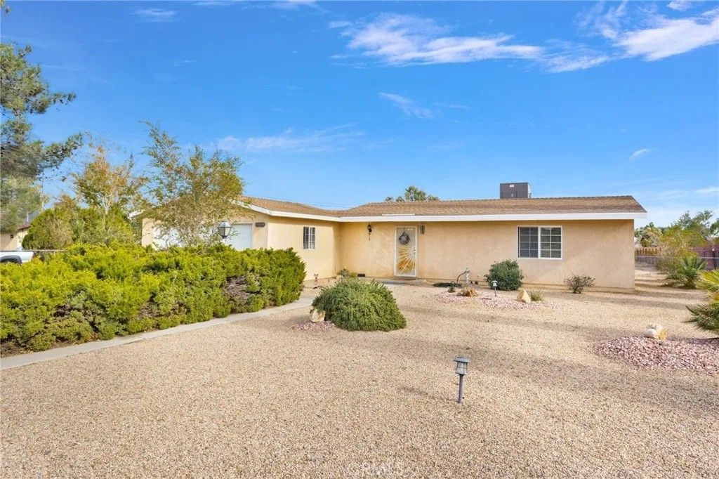 Photo of 11121 Oakwood Ave, Hesperia, CA 92345 (MLS # HD25270475)